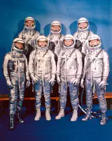 Les astronautes du programme Mercury. De gauche à droite, à l'arrière, Alan Shepard, Virgil Grissom et Gordon Cooper. À l'avant, Walter Schirra, Donald Slayton, John Glenn et Scott Carpenter