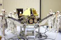 Le rover Opportunity avec ses panneaux solaires repliés et le module d'atterrissage dont les pétales sont ouverts