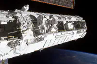 2 astronautes travaillent sur la poutre
